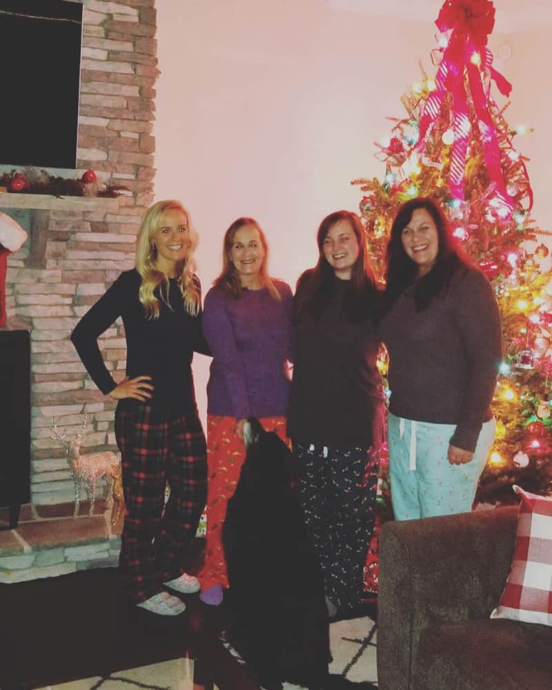 Lindsey, her mom, her sisters, and Bentley by the tree